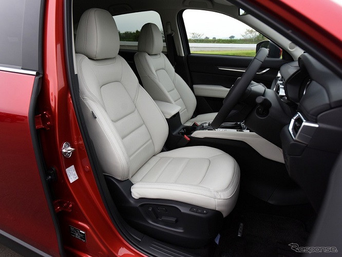 Bản sử dụng động cơ diesel và xăng đều có ghế lái chỉnh điện 8 hướng, nhớ 2 vị trí. Tất cả hai hàng ghế đều có sưởi và thông gió. Bản sử dụng động cơ diesel và xăng đều có ghế lái chỉnh điện 8 hướng, nhớ 2 vị trí. Tất cả hai hàng ghế đều có sưởi và thông gió.