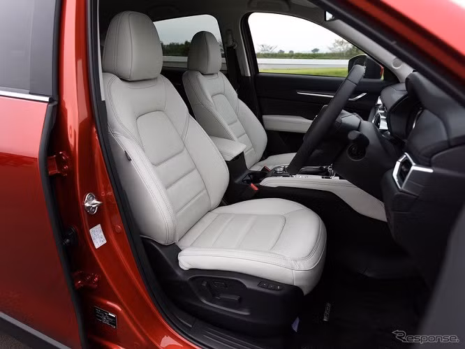 Bản sử dụng động cơ diesel và xăng đều có ghế lái chỉnh điện 8 hướng, nhớ 2 vị trí. Tất cả hai hàng ghế đều có sưởi và thông gió.