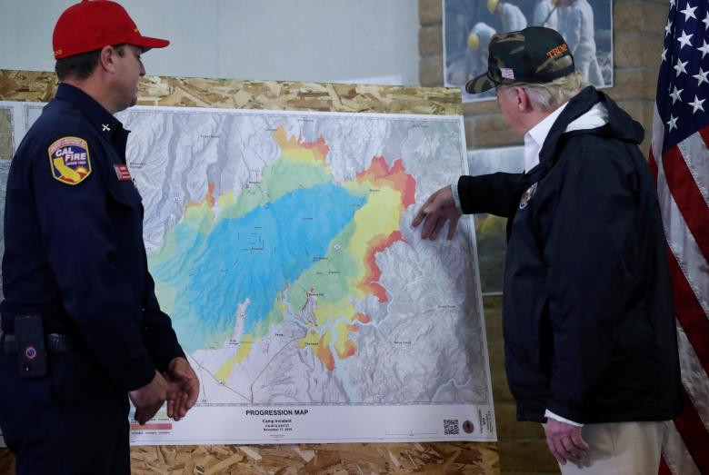 Tổng thống Trump hỏi nhân viên cứu hộ địa phương về các địa điểm xảy ra cháy lớn Tổng thống Trump hỏi nhân viên cứu hộ địa phương về các địa điểm xảy ra cháy lớn