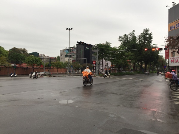 Đường vắng người tham gia giao thông do thực hiện nghiêm quy định phòng, chống dịch, cách ly xã hội nên không ít người tham gia giao thông vượt đèn đỏ