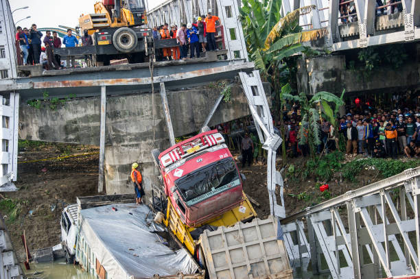 Lực lượng cứu hộ phải dùng đến xe cẩu để kéo chiếc xe tảI