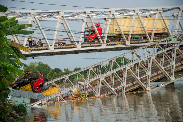 Theo nhà chức trách, 3 xe tải và một xe gắn máy đã rơi xuống sông khi cầu bất ngờ sập. Người phát ngôn Cơ quan xử lý thảm họa quốc gia Sutopo Purwo Nugroho cho biết, các nhân viên cứu hộ hiện đã phát ra thi thể của 2 lái xe vẫn mắc kẹt bên trong