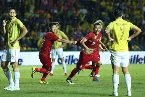 Áp đảo Thái Lan. Năm 2019 chứng kiến việc Thái Lan sa sút tại đấu trường Đông Nam Á, đặc biệt trong những màn đấu tay đôi với Việt Nam. Chúng ta đánh bại kình địch này 4-0 ở vòng loại U23 châu Á 2020, sau đó thắng tiếp ĐTQG Thái Lan 1-0 ở King's Cup ngay trên sân khách. LĐBĐ Thái phải mời HLV người Nhật Akira Nishino về để nâng tầm đội tuyển, nhưng cả 3 lần đối đầu sau đó, Thái Lan đều không thể thắng đội bóng của HLV Park Hang-seo. Áp đảo Thái Lan. Năm 2019 chứng kiến việc Thái Lan sa sút tại đấu trường Đông Nam Á, đặc biệt trong những màn đấu tay đôi với Việt Nam. Chúng ta đánh bại kình địch này 4-0 ở vòng loại U23 châu Á 2020, sau đó thắng tiếp ĐTQG Thái Lan 1-0 ở King's Cup ngay trên sân khách. LĐBĐ Thái phải mời HLV người Nhật Akira Nishino về để nâng tầm đội tuyển, nhưng cả 3 lần đối đầu sau đó, Thái Lan đều không thể thắng đội bóng của HLV Park Hang-seo.