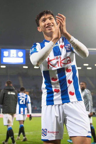Đoàn Văn Hậu thắp hy vọng ở châu Âu. Văn Hậu đầu quân cho SC Heerenveen của Hà Lan là trường hợp mang đến nhiều hy vọng nhất cho các CĐV Việt Nam. Văn Hậu trở thành cầu thủ Việt đầu tiên thi đấu cho đội một Heerenveen, khi cùng đồng đội giành chiến thắng 2-0 trước Roda JC ở cúp quốc gia hôm 18-12. Không như trường hợp của Công Phượng tại Bỉ (chuẩn bị về khoác áo TP.HCM), Văn Hậu được tin là sẽ sớm tỏa sáng ở châu Âu nhờ thể hình, thể lực và năng lực của mình. Đoàn Văn Hậu thắp hy vọng ở châu Âu. Văn Hậu đầu quân cho SC Heerenveen của Hà Lan là trường hợp mang đến nhiều hy vọng nhất cho các CĐV Việt Nam. Văn Hậu trở thành cầu thủ Việt đầu tiên thi đấu cho đội một Heerenveen, khi cùng đồng đội giành chiến thắng 2-0 trước Roda JC ở cúp quốc gia hôm 18-12. Không như trường hợp của Công Phượng tại Bỉ (chuẩn bị về khoác áo TP.HCM), Văn Hậu được tin là sẽ sớm tỏa sáng ở châu Âu nhờ thể hình, thể lực và năng lực của mình.
