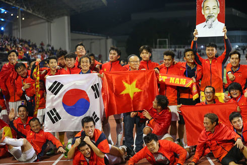 HCV SEA Games đầu tiên của bóng đá nam sau 60 năm. Sau nhiều gian nan, cuối cùng thì ĐT U22 Việt Nam cũng mang về tấm HCV SEA Games đầu tiên, sau trận thắng 3-0 trước U22 Indonesia trên đất Philippines. Chiến công này có dấu ấn sâu đậm của HLV Park Hang-seo và cả người hâm mộ cả nước lại một lần nữa tái hiện “đêm trắng” ăn mừng đầy cảm xúc. HCV SEA Games đầu tiên của bóng đá nam sau 60 năm. Sau nhiều gian nan, cuối cùng thì ĐT U22 Việt Nam cũng mang về tấm HCV SEA Games đầu tiên, sau trận thắng 3-0 trước U22 Indonesia trên đất Philippines. Chiến công này có dấu ấn sâu đậm của HLV Park Hang-seo và cả người hâm mộ cả nước lại một lần nữa tái hiện “đêm trắng” ăn mừng đầy cảm xúc.