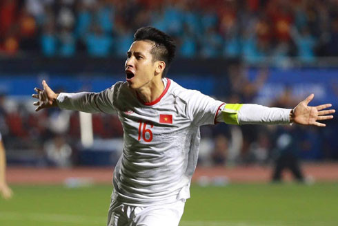 Nhiều ngôi sao cùng đua tranh Quả bóng Vàng. Nhiều năm qua, bóng đá Việt Nam luôn trong cảnh thiếu những sự cạnh tranh cho danh hiệu Quả bóng Vàng. Nói cách khác, các CĐV thường rất dễ đoán ai giành danh hiệu này trước khi nó được công bố. Nhưng năm nay thì khác. Hàng loạt cái tên như Quang Hải, Hùng Dũng (ảnh), Trọng Hoàng hay Văn Hậu trải qua một năm xuất sắc... sẽ khiến cuộc đua khó lường và thú vị hơn bao giờ hết. Đây cũng là điều có lợi cho bóng đá Việt Nam trên đường phát triển. Nhiều ngôi sao cùng đua tranh Quả bóng Vàng. Nhiều năm qua, bóng đá Việt Nam luôn trong cảnh thiếu những sự cạnh tranh cho danh hiệu Quả bóng Vàng. Nói cách khác, các CĐV thường rất dễ đoán ai giành danh hiệu này trước khi nó được công bố. Nhưng năm nay thì khác. Hàng loạt cái tên như Quang Hải, Hùng Dũng (ảnh), Trọng Hoàng hay Văn Hậu trải qua một năm xuất sắc... sẽ khiến cuộc đua khó lường và thú vị hơn bao giờ hết. Đây cũng là điều có lợi cho bóng đá Việt Nam trên đường phát triển.