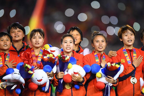 HCV SEA Games thứ 6 của bóng đá nữ. ĐT nữ Việt Nam tiếp tục chứng tỏ sự thống trị ở Đông Nam Á, khi hạ Thái Lan 1-0 trong trận chung kết để lần thứ 6 đăng quang. Bóng đá nữ cũng thay đổi được cái nhìn của xã hội, nhận được sự quan tâm mạnh mẽ hơn với số tiền thưởng chưa từng có, lên tới hơn 22 tỷ đồng từ thành công này. HCV SEA Games thứ 6 của bóng đá nữ. ĐT nữ Việt Nam tiếp tục chứng tỏ sự thống trị ở Đông Nam Á, khi hạ Thái Lan 1-0 trong trận chung kết để lần thứ 6 đăng quang. Bóng đá nữ cũng thay đổi được cái nhìn của xã hội, nhận được sự quan tâm mạnh mẽ hơn với số tiền thưởng chưa từng có, lên tới hơn 22 tỷ đồng từ thành công này.