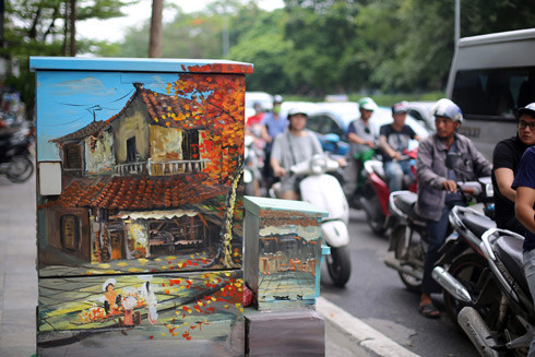 Nhiều người dân đi đường thích thú khi các bốt điện được khoác lên mình áo mới