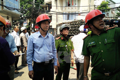 Ông Trần Châu, Phó Chủ tịch UBND tỉnh Bình Định (áo xanh) có mặt tại hiện trường chỉ đạo công tác cứu hộ cứu nạn. Ông Trần Châu, Phó Chủ tịch UBND tỉnh Bình Định (áo xanh) có mặt tại hiện trường chỉ đạo công tác cứu hộ cứu nạn.