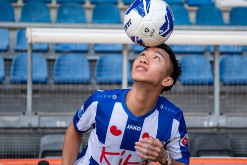5. Đoàn Văn Hậu (Việt Nam, SC Heerenveen). 20 tuổi, cầu thủ có biệt danh “Bale Việt Nam” đã được khoác áo đội bóng Heerenveen giàu truyền thống tại Hà Lan. Dù chưa ra sân trận nào vì mới ký hợp đồng hơn 1 tuần trước, nhưng cơ hội dành cho Đoàn Văn Hậu rất sáng sủa. Với tài năng đặc biệt của mình, Văn Hậu được dự báo sẽ là một điểm sáng của Heerenveen mùa này.