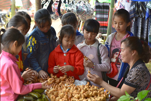 Chỉ duy nhất ở chợ Thụt mới có loại bánh dê, bánh được làm bằng bột sắn nặn hình con dê, mắt dê làm bằng hạt đậu đen, sau đó đem chiên dầu Chỉ duy nhất ở chợ Thụt mới có loại bánh dê, bánh được làm bằng bột sắn nặn hình con dê, mắt dê làm bằng hạt đậu đen, sau đó đem chiên dầu