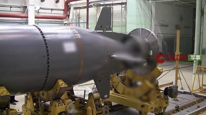 2 chiếc tàu ngầm được cho là sẽ mang theo Poseidon để triển khai khi cần thiết bao gồm tàu Belgorod lớp Oscar và tàu Khabarovsk lớp Yasen. Tàu lớp Oscar sẽ mang được cùng lúc 2 chiếc Poseidon trong khi tàu lớp Yasen mang được 4 chiếc.