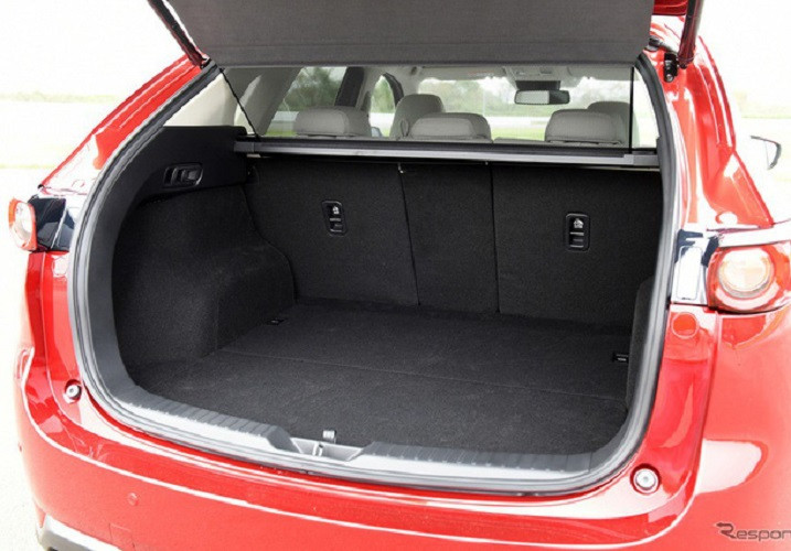 Thế tích cốp xe vẫn là 505 lít và mở bằng điện. Xe vẫn duy trì cơ cấu 5 chỗ ngồi thay vì 5+2 như nhiều đối thủ trực tiếp trên thị trường. Thế tích cốp xe vẫn là 505 lít và mở bằng điện. Xe vẫn duy trì cơ cấu 5 chỗ ngồi thay vì 5+2 như nhiều đối thủ trực tiếp trên thị trường.