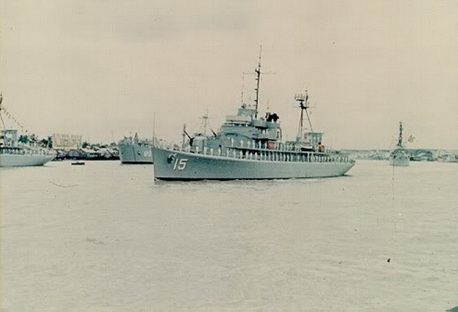 Chiến hạm HQ-01 khi còn là HQ-15 của Hải quân Việt Nam Cộng Hòa Chiến hạm HQ-01 khi còn là HQ-15 của Hải quân Việt Nam Cộng Hòa