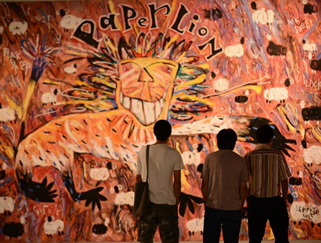 Không gian rộng lớn của VCCA được lấp đầy bởi 30 bức tranh khổ lớn, trong đó bức lớn nhất có diện tích lên tới 18m2.