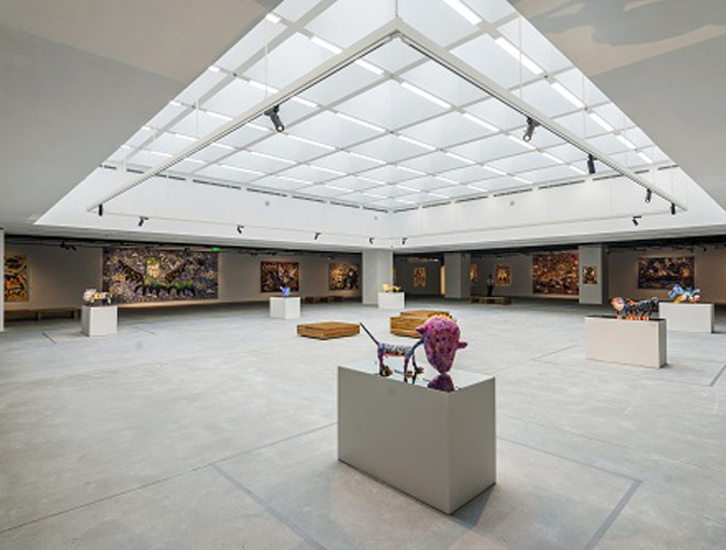 Với lợi thế sở hữu các bức tường di động hiện đại, không gian VCCA có thể thay đổi linh hoạt, mỗi triển lãm là một thiết kế khác nhau. Với triển lãm “Nhìn lại”, đây là lần đầu tiên mặt bằng trưng bày 2.000m2 của VCCA được mở thông toàn bộ, cho phép khán giả chiêm ngưỡng với góc nhìn cực đại.