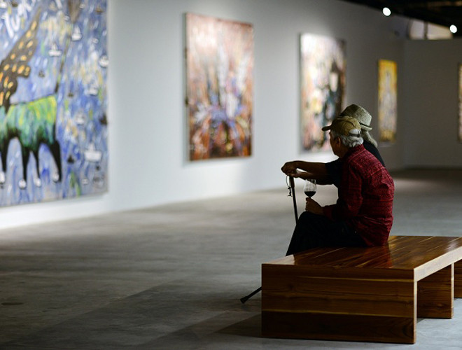 Các họa sĩ gạo cội Trần Lưu Hậu và Mai Long đều là những vị khách quý quen thuộc của VCCA.