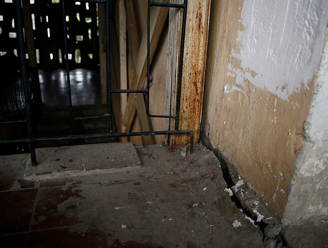 Rãnh nứt ngay cầu thang trên tầng 5 khiến nhiều người dân lo sợ.