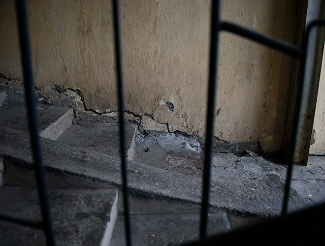 Chân tường cầu thang có dấu hiểu rạn nứt.