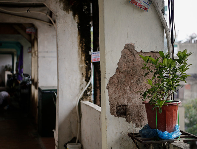 Các công trình xuống cấp trầm trọng khiến người dân sống ở nơi đây ngày càng lo lắng.