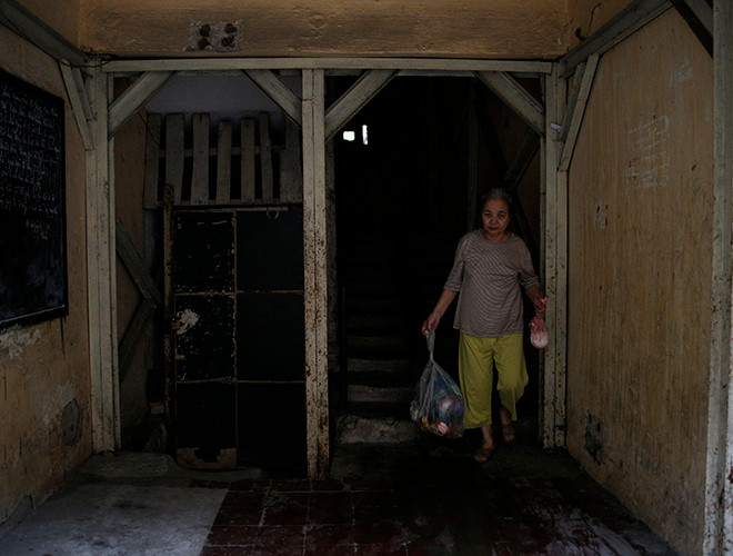 Công trình ở khu nhà tích cực được gia cố bằng hệ thống rào sắt hoặc trát xi măng, tuy nhiên, chỉ là phương án tạm thời giải quyết tình hình trước mắt, không thể lâu dài. Vẫn còn đó nhiều mối nguy hiểm rình rập người dân nhà A7 nếu tình trạng xuống cấp không được giải quyết triệt để.