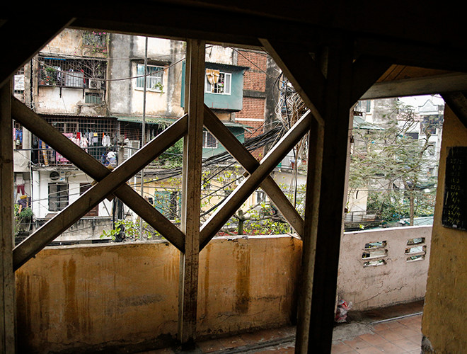 Tháng 4/2008, khu nhà có hiện tượng xuống cấp, người dân đã gửi đơn tới chính quyền địa phương nhằm tìm phương án giải quyết. Tới tháng 12/2010, toàn bộ cầu thang đã được chống bằng hệ thống rào sắt.