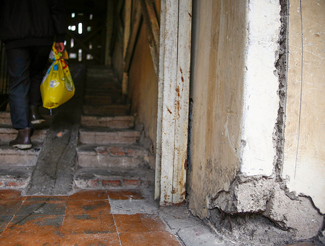 Nhiều vết nứt lớn giữa cầu thang ở hai nhà bên.