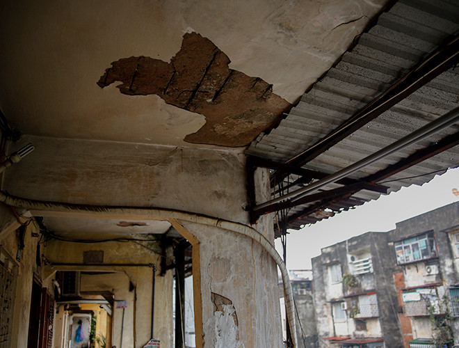 Xuất hiện ngày càng nhiều những mảng gạch lớn trên trần nhà, gây nguy hiểm cho người dân đi lại quanh khu nhà.