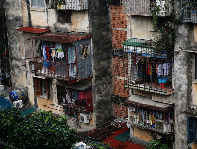 "Một trong những nguyên nhân gây xuống cấp khu nhà là các hộ dân sống ở đây ai cũng xây dựng công trình chuồng cọp ở phía sau", ông Gắng chia sẻ thêm.