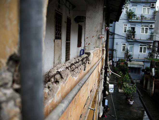 Bờ tường lan can tầng 3 còn lộ hẳn lõi công trình, phần cốt bị trơ sắt thép, hoen gỉ theo thời gian.