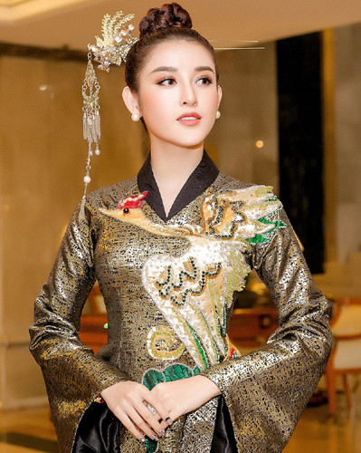 Á hậu Huyền My khoe sắc rực rỡ trong ngày khởi động "Hoa hậu Việt Nam" 2018 ảnh 4 Á hậu Huyền My khoe sắc rực rỡ trong ngày khởi động "Hoa hậu Việt Nam" 2018 ảnh 4