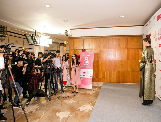 Á hậu Huyền My khoe sắc rực rỡ trong ngày khởi động "Hoa hậu Việt Nam" 2018 ảnh 5 Á hậu Huyền My khoe sắc rực rỡ trong ngày khởi động "Hoa hậu Việt Nam" 2018 ảnh 5