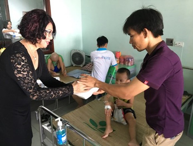 Đại diện các đơn vị trao suất cơm miễn phí tại giường các bệnh nhi