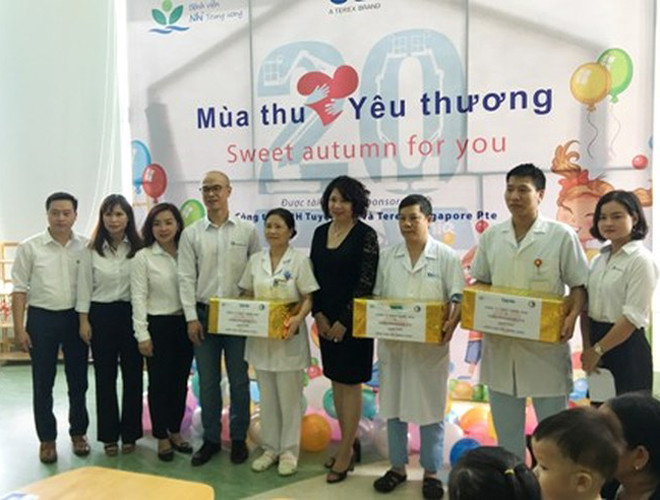 Tập đoàn Terex và Công ty TNHH Tuyết Nga trao cho bệnh viện 3 máy bơm tiêm điện