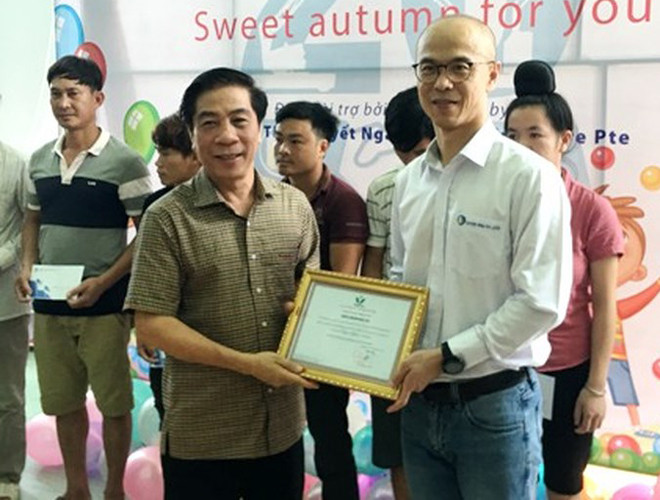 Lãnh đạo Bệnh viện Nhi Trung ương trao Thư cảm ơn cho Tập đoàn Terex và Công ty TNHH Tuyết Nga