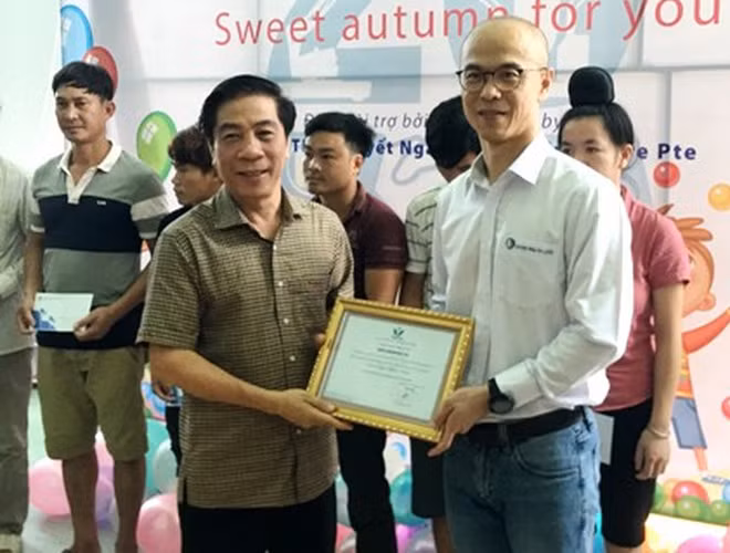 Lãnh đạo Bệnh viện Nhi Trung ương trao Thư cảm ơn cho Tập đoàn Terex và Công ty TNHH Tuyết Nga