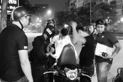 2h sáng ngày 13-10, phát hiện 2 thanh niên không đội mũ bảo hiểm, tổ công tác đã yêu cầu dừng xe tiến hành kiểm tra hành chính.