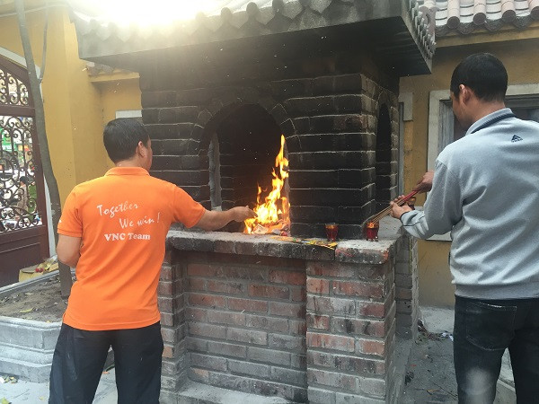 Một số người dân cho biết, việc đi chùa đốt vàng mã là thói quen không thể thiếu. Tuy nhiên, do thời gian gần đây tuyên truyền khá nhiều trên các phương tiện truyền thông nên việc đốt vàng mã đã được hạn chế hơn