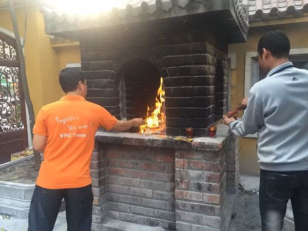 Một số người dân cho biết, việc đi chùa đốt vàng mã là thói quen không thể thiếu. Tuy nhiên, do thời gian gần đây tuyên truyền khá nhiều trên các phương tiện truyền thông nên việc đốt vàng mã đã được hạn chế hơn