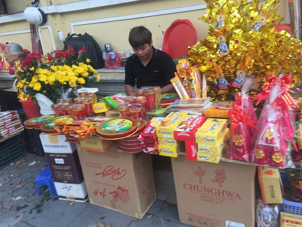 Tại chùa Quán Sứ, quận Hoàn Kiếm vàng mã được bày bán ít hơn tại khu vực cổng chùa, tuy nhiên vẫn có người dân mang vàng mã từ các nơi khác đến cúng rồi đốt