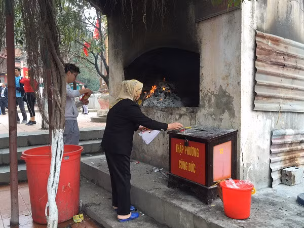 Còn tại chùa Vạn Niên khuyến khích người dân gom vàng lại rồi nhà chùa sẽ hóa lúc thích hợp