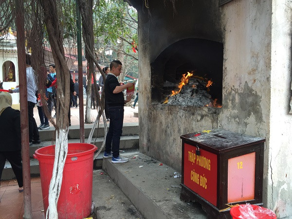 Tại chùa Hương (huyện Mỹ Đức, Hà Nội) rất đông người đi lễ chùa cùng các mâm chất đầy vàng mã