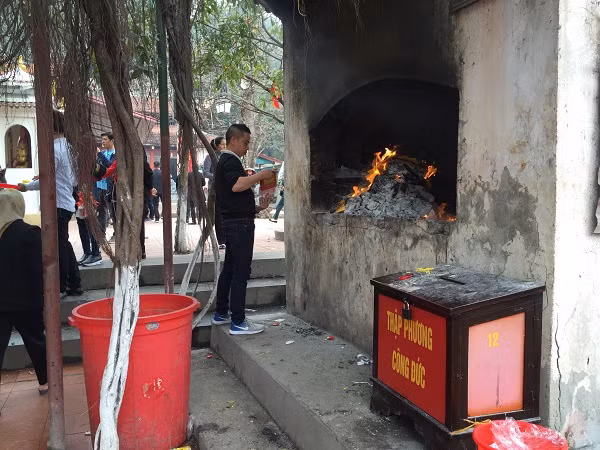 Tại chùa Hương (huyện Mỹ Đức, Hà Nội) rất đông người đi lễ chùa cùng các mâm chất đầy vàng mã