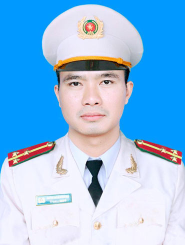 10. Trinh sát ma túy trẻ đầy bản lĩnh Thượng úy Phạm Văn Điệp (SN 1988), cán bộ Đội Cảnh sát điều tra tội phạm về ma túy, CAH Sóc Sơn điểm sơ qua đầu việc trong năm 2019 của mình là: Đấu tranh với 7 đối tượng trong 2 chuyên án trinh sát là đường dây mua bán trái phép chất ma túy liên huyện và liên tỉnh; Trực tiếp trinh sát, phát hiện và lập kế hoạch đấu tranh 6 vụ án, bắt giữ 11 đối tượng mua bán trái phép chất ma túy; trinh sát bắt giữ 1 đối tượng truy nã đặc biệt nguy hiểm… 10. Trinh sát ma túy trẻ đầy bản lĩnh Thượng úy Phạm Văn Điệp (SN 1988), cán bộ Đội Cảnh sát điều tra tội phạm về ma túy, CAH Sóc Sơn điểm sơ qua đầu việc trong năm 2019 của mình là: Đấu tranh với 7 đối tượng trong 2 chuyên án trinh sát là đường dây mua bán trái phép chất ma túy liên huyện và liên tỉnh; Trực tiếp trinh sát, phát hiện và lập kế hoạch đấu tranh 6 vụ án, bắt giữ 11 đối tượng mua bán trái phép chất ma túy; trinh sát bắt giữ 1 đối tượng truy nã đặc biệt nguy hiểm…