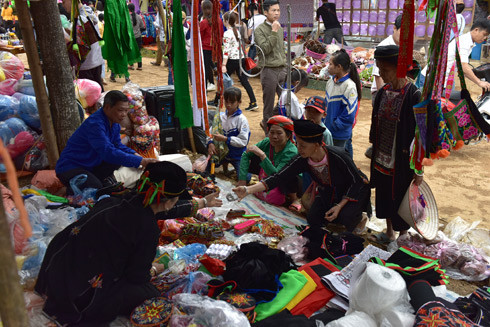 Chợ Thụt có đông đồng bào dân tộc thiểu số Dao, Nùng, Tày, Mông, Cao Lan… đến giao lưu buôn bán, đi hội Chợ Thụt có đông đồng bào dân tộc thiểu số Dao, Nùng, Tày, Mông, Cao Lan… đến giao lưu buôn bán, đi hội