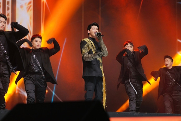 Vào lúc 19h30 (giờ Hàn Quốc), Noo Phước Thịnh đã có mặt trên sân khấu chính chương trình trong tiếng reo hò của khán giả. Anh diện cho mình bộ vest đen lịch lãm của NTK Lưu Ngọc Kim Khanh với điểm nhấn là dây choàng nhũ vàng được đính vào đồng bộ với găng tay.