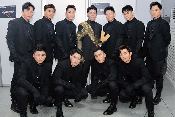 Được biết, các thành viên của nhóm nhạc Hàn Quốc Monstar X cũng đã đến gặp Noo Phước Thịnh chào hỏi rất trân trọng sau khi kết thúc phần sự kiện thảm đỏ