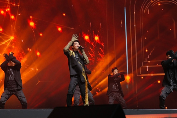 Noo Phước Thịnh đã cùng vũ đoàn gồm 20 người đốt cháy sân khấu 25.000 khán giả Hàn Quốc với bản hit mới toanh “I’m Still Loving You”