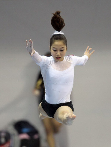 6. Đỗ Thị Ngân Thương (Thể dục dụng cụ). Ngân Thương từng là VĐV thể dục dụng cụ số 1 Việt Nam trước khi gặp sự cố đáng tiếc. Tại Olympic 2008 ở Bắc Kinh (Trung Quốc), kết quả kiểm tra doping của Ủy ban Olympic Quốc tế (IOC) cho thấy mẫu thử của Ngân Thương dương tính với Furosemide - một chất lợi tiểu có tác dụng khiến cơ thể không tích nước, dẫn đến giảm cân. Sau đó, Ngân Thương chứng minh được mình chỉ vô tình sử dụng, nên chỉ bị cấm thi đấu quốc tế trong 1 năm.