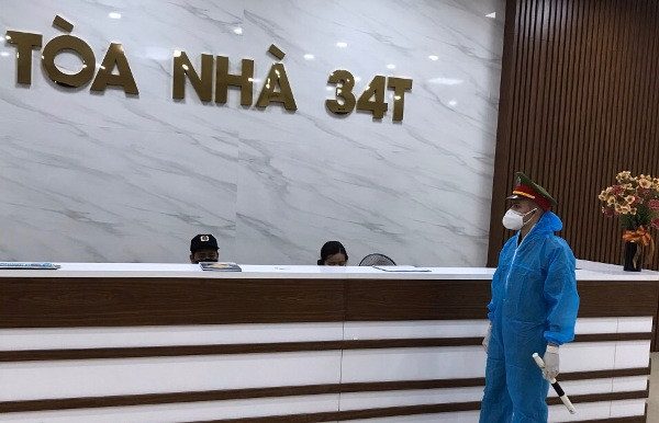 Ngay tại khu vực sảnh của tòa nhà 34T Hoàng Đạo Thúy, CAP Trung Hòa bố trí CBCS phối hợp với bảo vệ tòa nhà đảm bảo ANTT phía trong